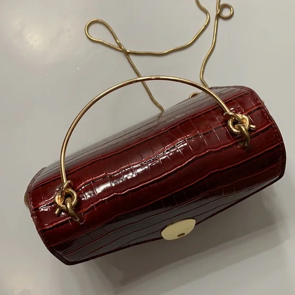 Women's Faux Crocodile Skin Crossbody Bag - Picture 8 of 8